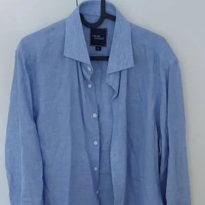 Linneskjorta från Shirt tailor L - Mycket bra skick, använd bara ett fåtal gånger då den vart lite stor för mig. Nypris 699 kr 