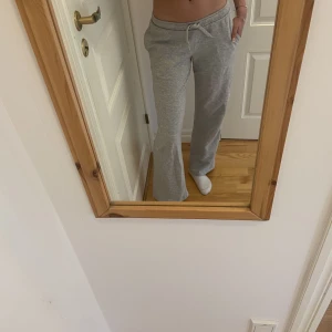 Lågmidjade mjukisbyxor  - Ett par gråa lågmidjade mjukisbyxor från bikbok som inte kommer till användning. Är i bra skick. 