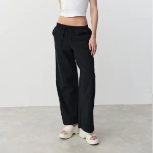 Linnebyxor  - Ett par svarta linnebyxor från gina. Jätte bra skick då de bara är använda en gång🩷köpt för 399💕pris går att diskutera⭐️