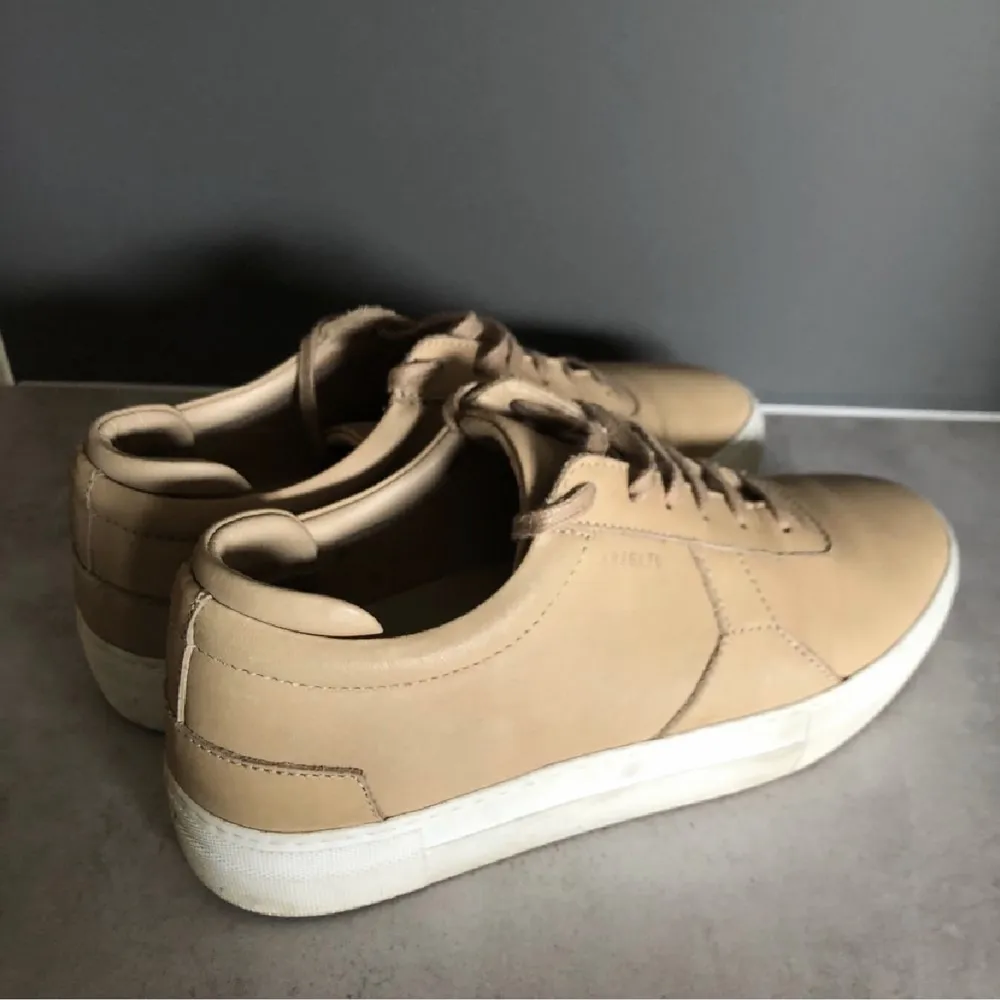 Sparsamt använda och knappt använda. Storlek 39, Caramel/ljus beige läder färg. Finns inte längre på hemsidan men nypris idag ligger runt 2000-2600kr . Skor.