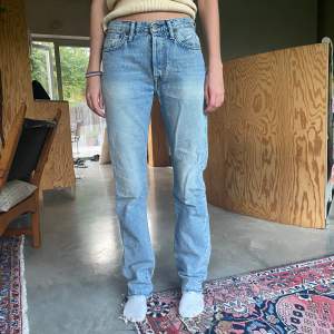 Jättefina jeans från acne studios, något insydda i benen men snyggt gjort hos en skräddare. Nypris är 2500kr Midjemått (mätt rakt över jeansen): ca 37 cm Innerbenslängd: ca 81 cm