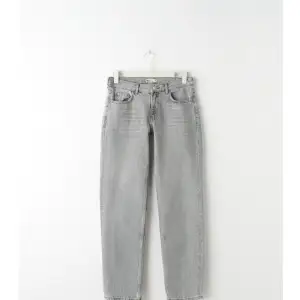 Mid waisted gråa jeans, säljer pga kommer inte till någon användning. Använd ett par gånger 