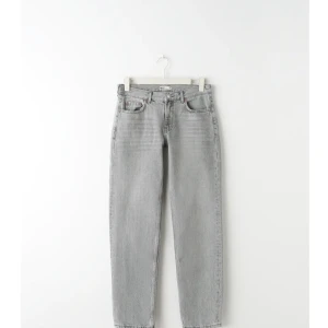 Jeans - Mid waisted gråa jeans, säljer pga kommer inte till någon användning. Använd ett par gånger 