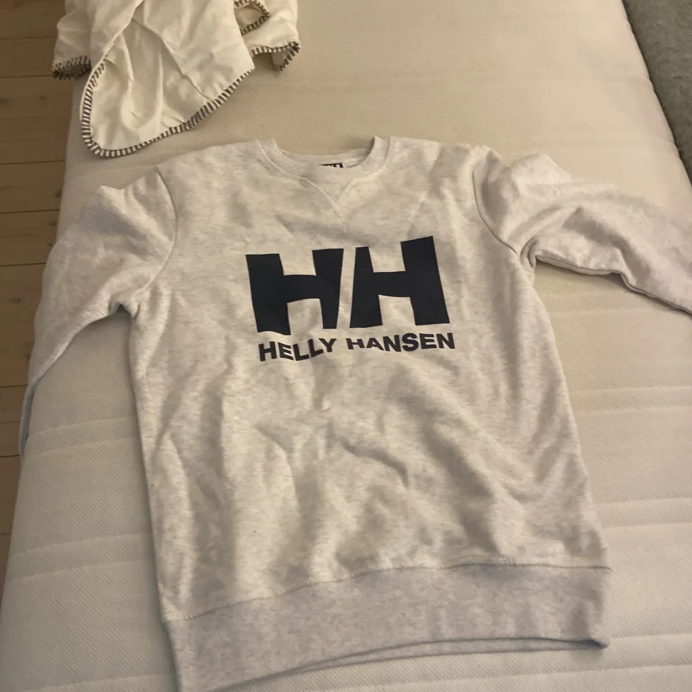 En helly Hansen tröja som är grå och aldrig använd är i storlek S kostar 90kr + frakt 30kr. Tröjor & Koftor.