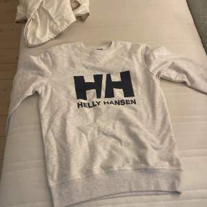 En helly Hansen tröja som är grå och aldrig använd är i storlek S kostar 90kr + frakt 30kr