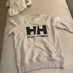 En tröja  - En helly Hansen tröja som är grå och aldrig använd är i storlek S kostar 90kr + frakt 30kr
