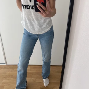 jeans - Blå jeans från pull and bear som sitter as snyggt och har slits på insidan. Uppskattat nypris runt 500.