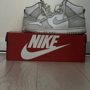 Dunk high (vast grey) - Dessa funka är i skick 7/10 använda runt 20 gånger. Nypris ligger på 2500 kr på stock x men köpte på footlocker.