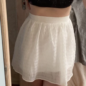 Kjol hm - Säljer denna fina kjolen från H&M. Köparen står för frakten, jag tar enbart swish 🌟