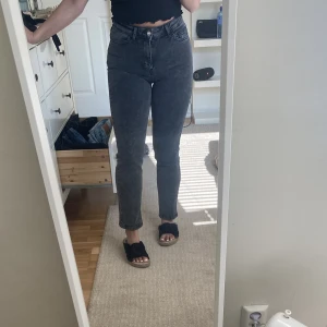 Jeans - Ett par mörkgråa/ svara jeans från bubbleroom. Aldrig använda 