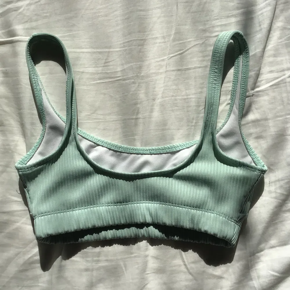 En verkligen jättefin bikinitopp som är för liten😩 från asos i fint skick och väldigt bra kvalité, skriv till mig för frågor eller b bilder☺️ jag tror att frakten blir 26kr. Övrigt.