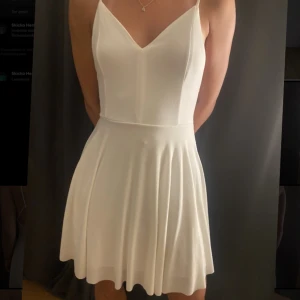 Klänning - Säljer en super söt klänning som jag fått av min syster, har aldrig kommit till användning då den är för liten för mig. Tjejen som har på sig den brukar ha xs-s. Den har inga defekter eller fläckar. 