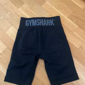 Säljer dessa svarta gymshark shorts i storlek S. Fint skick. Köparen står för frakten💕