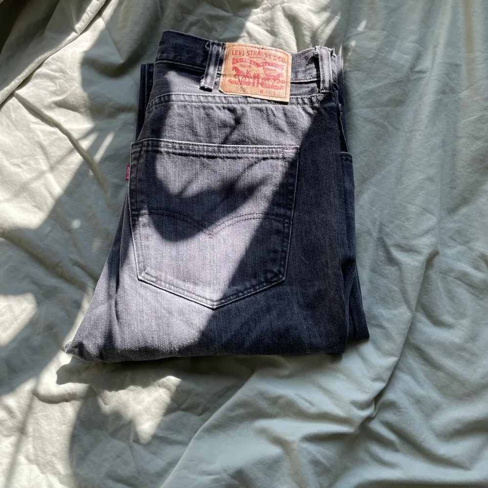 Levis 501 jeans i svart/grå färg. Insydda i midja å ben till W32L32. Jeans & Byxor.