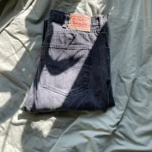 Levis 501 jeans i svart/grå färg. Insydda i midja å ben till W32L32