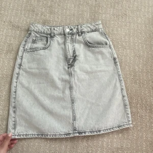 Jeans kjol  - Aldrig använd, från Gina. Med en lite slits där bak