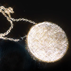 Glitter snusdosa - En glitter snusdosa med ringar för att fästa en kedja man kan ta av och på✨ @markdosaofficial