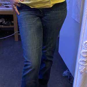 jeans i från levis, för små för mig därför säljs dom! 