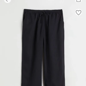 linnebyxor - Svarta lågmidjade linnebyxorna från hm! Storlek M och har lappen kvar