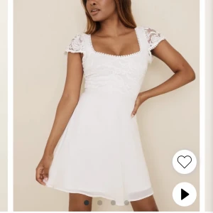 vit klänning - superfin klänning till skolavslutning och till sommaren!! använd 1 gång! nypris: 500kr💗