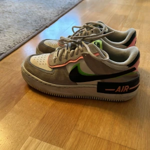 Air force 1 shadow - Skorna är väl använda därav priset, skorna är väldigt bekväma och säljer då dom ej kommer till användning, box finns kvar. 