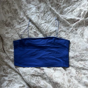 Linne - Kort blått linne med tunnare vandra. Jätte fin färg, ser mörkare ut på bilden. Stolek L men sitter som en S/M.