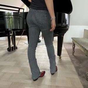 Utsvängda Jeans med slits - Helt nya jeans me slits , de är utsvängda 