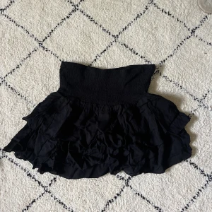 Mini skirt - Svart mini skirt i stretchigt material😍 Midjemått 80cm