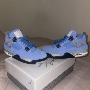 Nike Jordan 4 retro university blue us10 - Nike Jordan 4 retro university blue us 10. Dswt, W-bekräftelse finns från SNS, mer bilder går att ordna! 