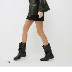 Stövlar - Stövlar utan klack, slutsålda på zalando. Bra skick Passa på att köpa nu då jag flyttar utomlands i övermorgon!!!⚠️⚠️⚠️