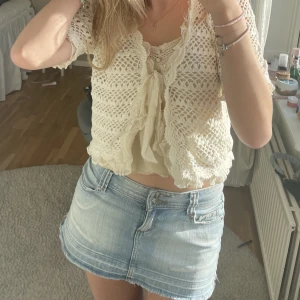 Söt jeanskjol - Säljer denna söta unika jeanskjol perfekt till sommaren😍😍Så coola detaljer!! Köparen står för frakt🫶🏻