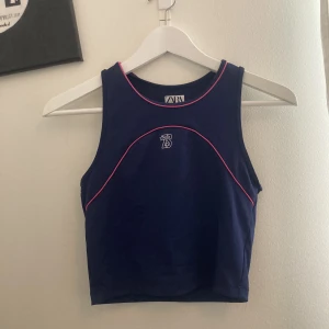 Tröja  - Topp i träningsmatrial, köpt på barnavdelningen tror jag, så för en gemförelse så bör de passa om du andvönder S. Skriv privat om du är intresserad 💘 frakt tillkommer💘