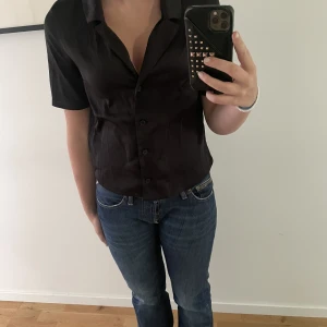 Satin tshirt - Supergullig tshirt i satin. Endast använd en gång då den inte riktigt är min stil längre. Storlek 32 men passar mig som vanligtvis bär 36.