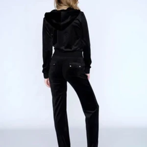 Juciy Set - Säljer mitt svarta juicyset då det längre inte kommer till användning. 1000 för hela settet, annars 600kr/st. Byxorna är i M och tröjan i S. 