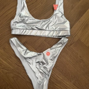 Slirig bikini  - Jättefin bikini från bikini med lappar kvar, från bikbok. Överdelen är i storlek Xs och under delen S