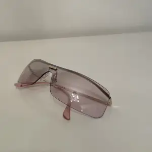 Helt oanvända rosa solglasögon från bikbok!🌸