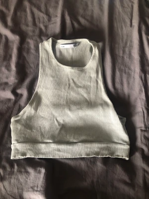 Topp - En grön topp i stoleken ”XS/S”