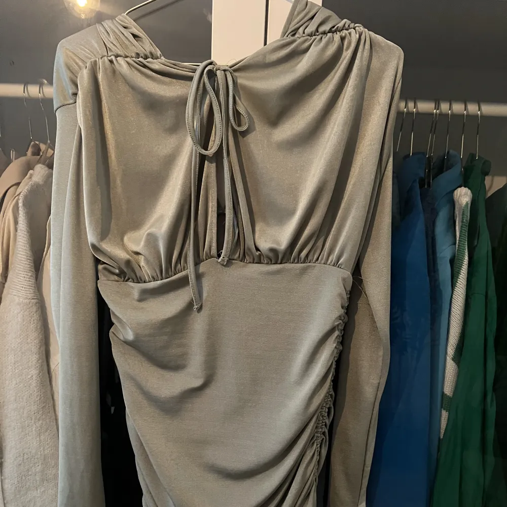 En ”olivgrön” klänning från nakd, storlek S. Köptes förra sommaren och användes en gång, så fint skick🫶. Klänningar.