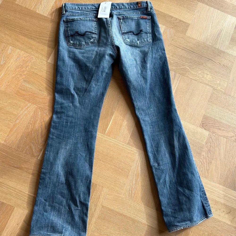 Superfina jeans köpta från Zalando zircle! Aldrig använda då de är för korta på mig. köpta för 400kr, säljer för 250kr. Tjejen på bilden är 164cm! . Jeans & Byxor.