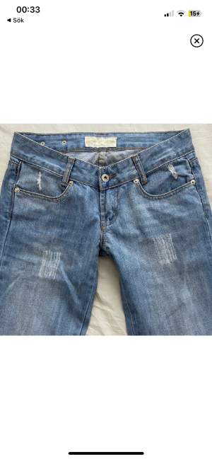 Säljer nu dessa snygga lågmidjade jeans! Köpta här på Plick, men tyvärr lite små. (Lånade bilder) Skriv för ev. Frågor 🩷🩷