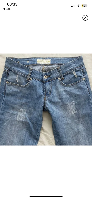 Lågmidjade jeans - Säljer nu dessa snygga lågmidjade jeans! Köpta här på Plick, men tyvärr lite små. (Lånade bilder) Skriv för ev. Frågor 🩷🩷