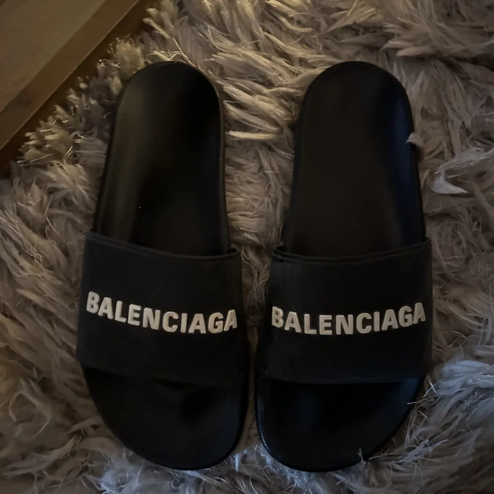 Säljer mina Balenciaga tofflor som jag använt i en sommar. Köpte på Nathalie Schuterman i Stockholm! Dustbags finns och kvitto/kontoutdrag finns. Köpta för 3700kr.. Skor.