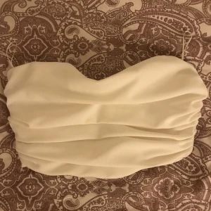 Vit korsett Zara - Säljer en vit korsett liknande top ifrån Zara, köpt här på plick. I storlek M men passar mer S.