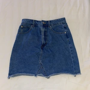 Blå Jeans kjol - En blå jeans kjol som jag aldrig använt, den är rättså kort men är i bra skick. 