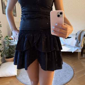 En jättefin mörkblå kjol från neo noir som inte kom till användning. Köptes för 500 tror jag och säljer för 250 alltså halva priset. Hör av er om ni har några frågor 💕