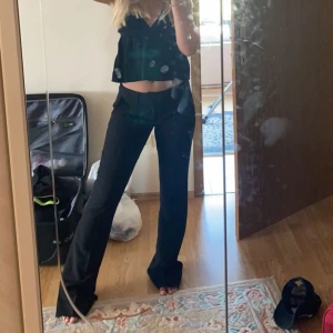 Lågmidjade kostymbyxor - Lågmidjade kostymbyxor köpta utomlands som jag sytt upp så de passar mig