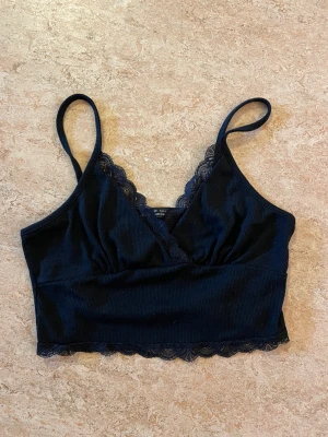 lace linne - svart lace cropped-linne från shein.  är storlek small men denna jätte små för mig. köparen står för frakt. dm om ni har frågor🥰