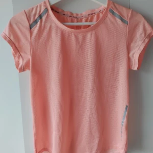 Träningströja Rosa/orange  - En tunn enkel rosa/orange Träningströja. I Xxs men med som en Xs. 