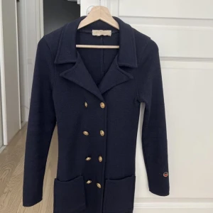 Busnel Victoria strl 34 - Säljer min fantastiska jacka från Busnel som tyvärr inte kommer till användning. Jackan är endast använd ett fåtal gånger och är alltså i väldigt fint skick.   Kommer från ett rök- och djurfritt hem.