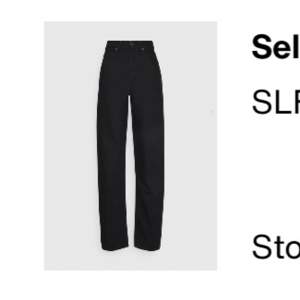 ”SLFRAX LONG - jeans relaxed fit- black demin” från Selected Femme tall. Nypris: 700kr. Storlek 28*36, passar en small.  Kan mötas upp i Stockholm annars står köpare för frakten.